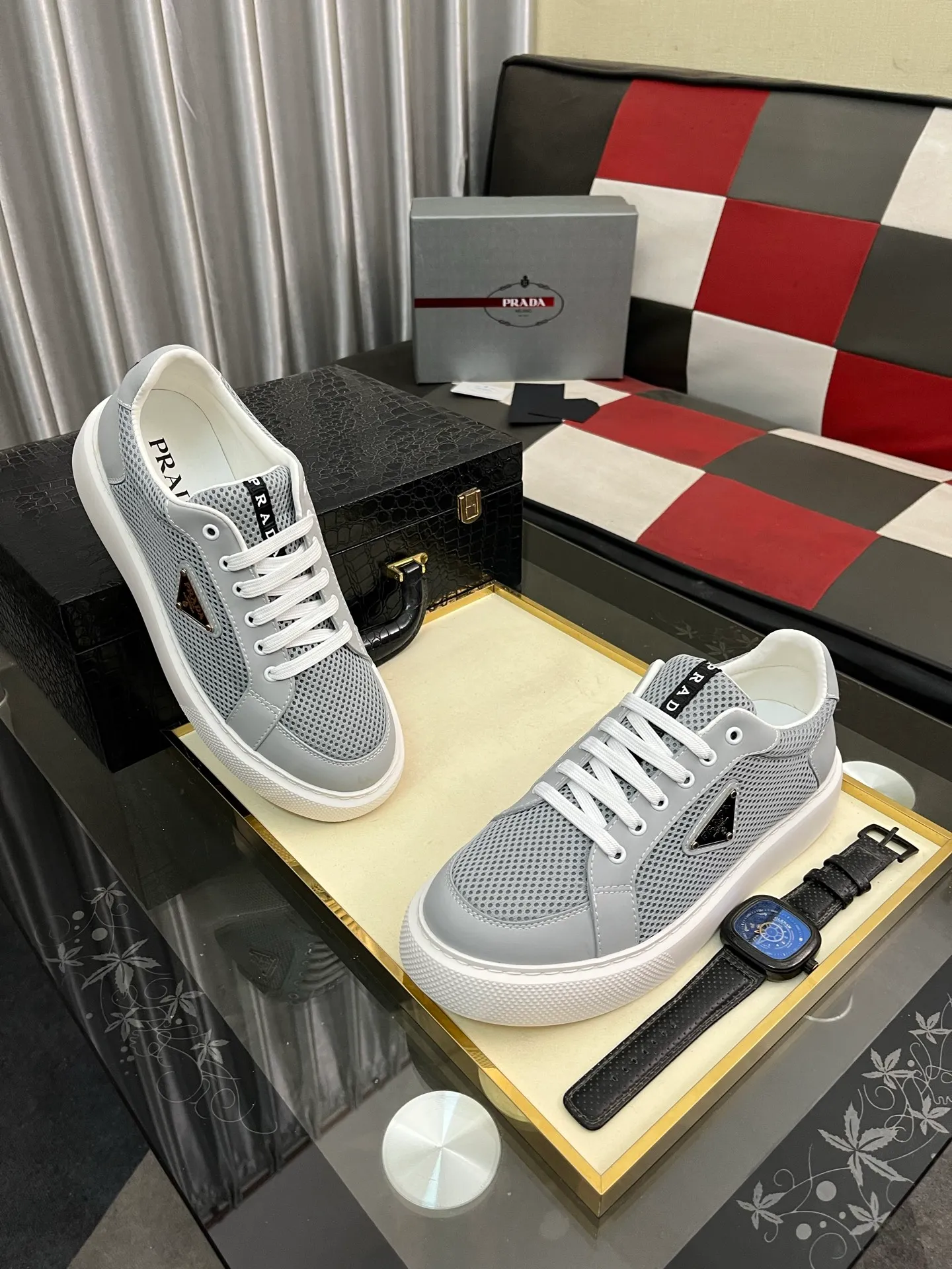 Men's men's shoes💰580⌚️⌚️Prada Prada early spring new model, top original quality, Prada casual sports shoes, made of imported solid color patent leather, spliced mesh cowhide upper, three-dimensional geometric segmentation, multi-color splicing, fashionable and generous, soft, comfortable and breathable. The tongue is decorated with classic letter logo, with fabric lining, cowhide foot pads, matched with P family's exclusive rubber outsole, upper material, breathable knitted fabric imported from Italy The delicate texture is super high-end! Fetal cowhide lining, super soft and comfortable, original molded outsole Size: 38-446️⃣ colors available